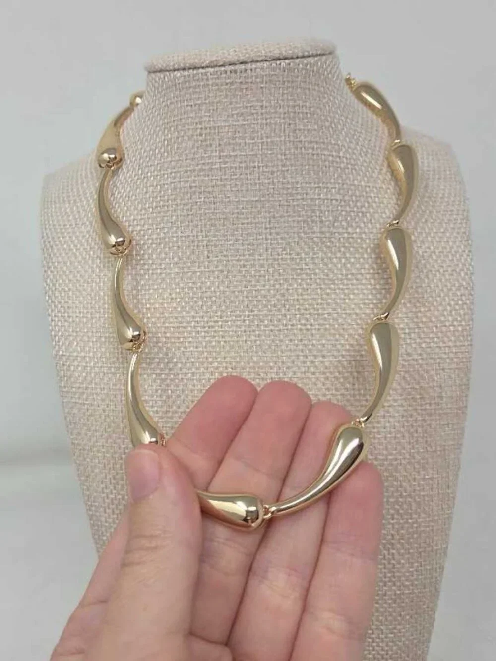 New Anthropologie drippy bean necklace in gold